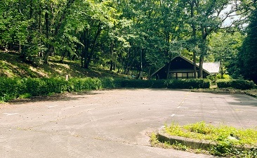 駐車場と管理棟の写真